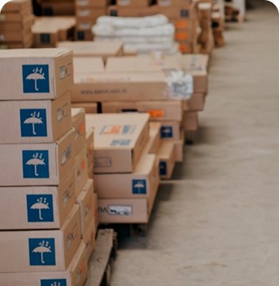 Caixas organizadas em uma operação de e-commerce