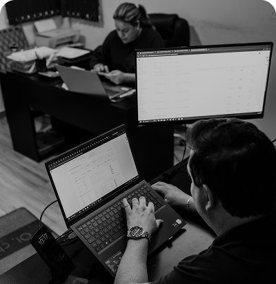 Equipe trabalhando na gestão de marketplaces